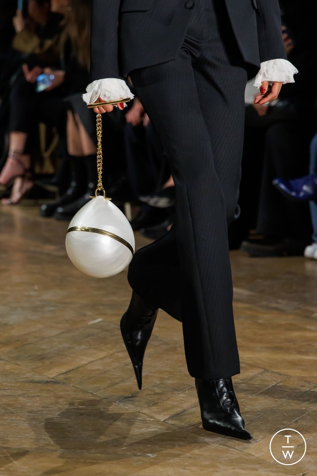 Fashion Week Paris Fall/Winter 2025 look 11 from the McQueen collection womenswear accessories