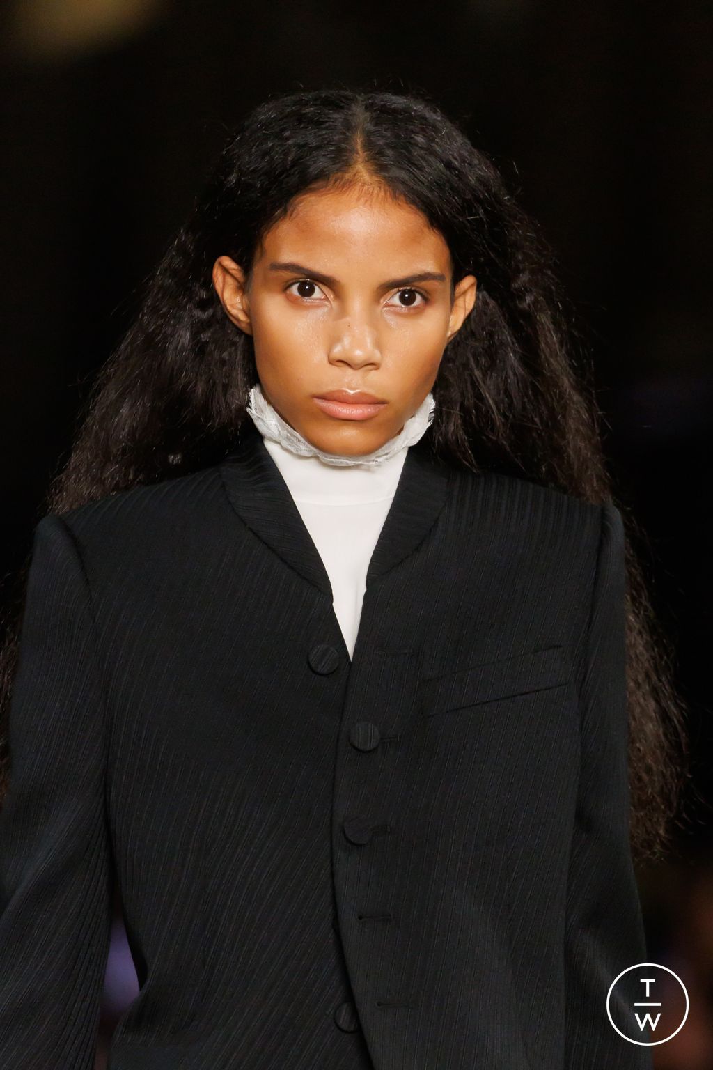 Fashion Week Paris Fall/Winter 2025 look 12 from the McQueen collection womenswear accessories