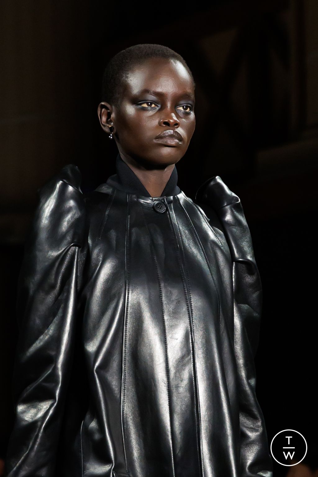 Fashion Week Paris Fall/Winter 2025 look 13 from the McQueen collection 女装配饰