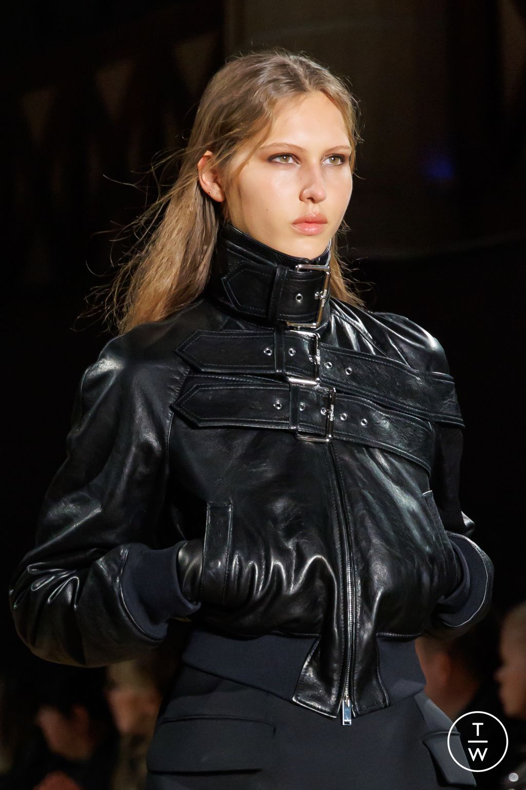 Fashion Week Paris Fall/Winter 2025 look 14 from the McQueen collection 女装配饰