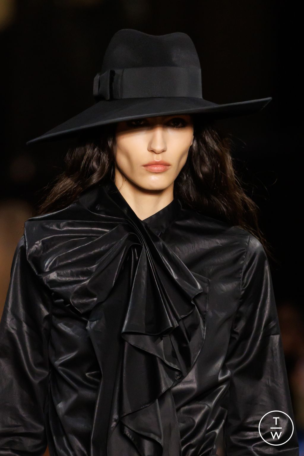 Fashion Week Paris Fall/Winter 2025 look 15 from the McQueen collection womenswear accessories
