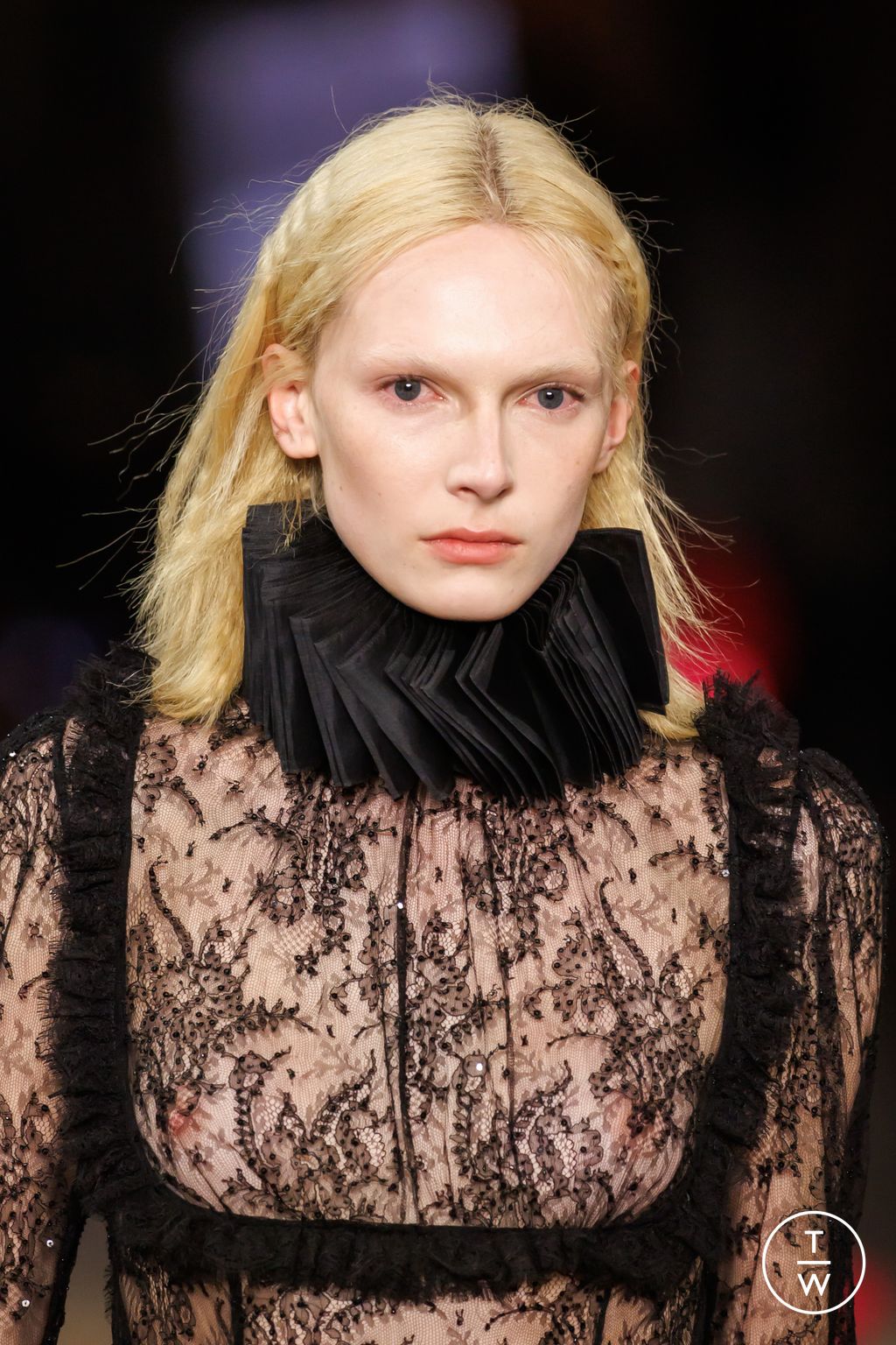 Fashion Week Paris Fall/Winter 2025 look 20 from the McQueen collection 女装配饰