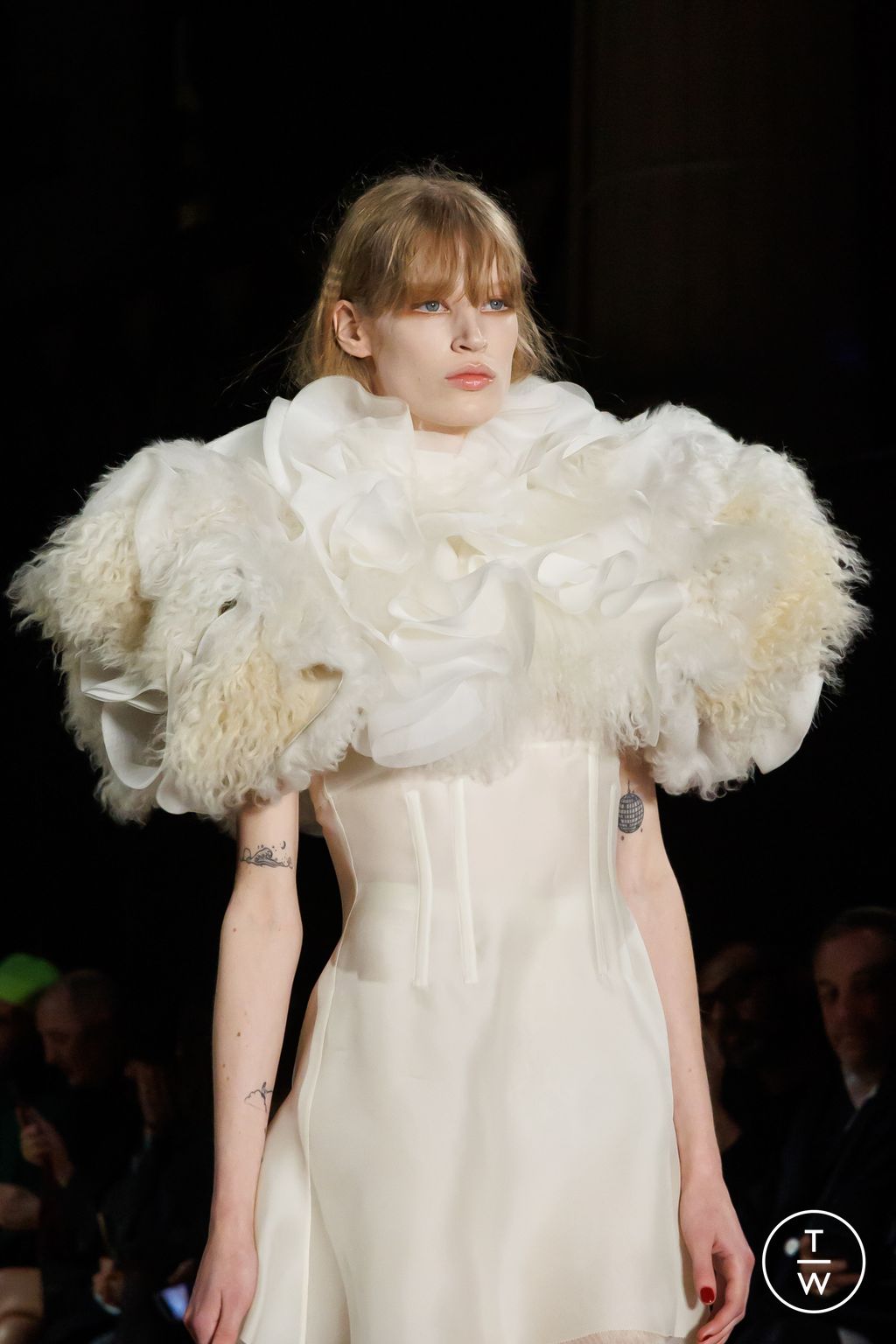 Fashion Week Paris Fall/Winter 2025 look 21 from the McQueen collection 女装配饰