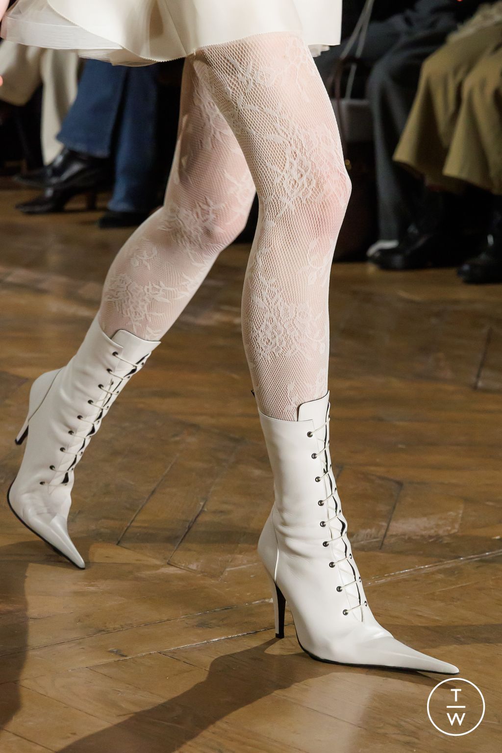 Fashion Week Paris Fall/Winter 2025 look 22 from the McQueen collection 女装配饰