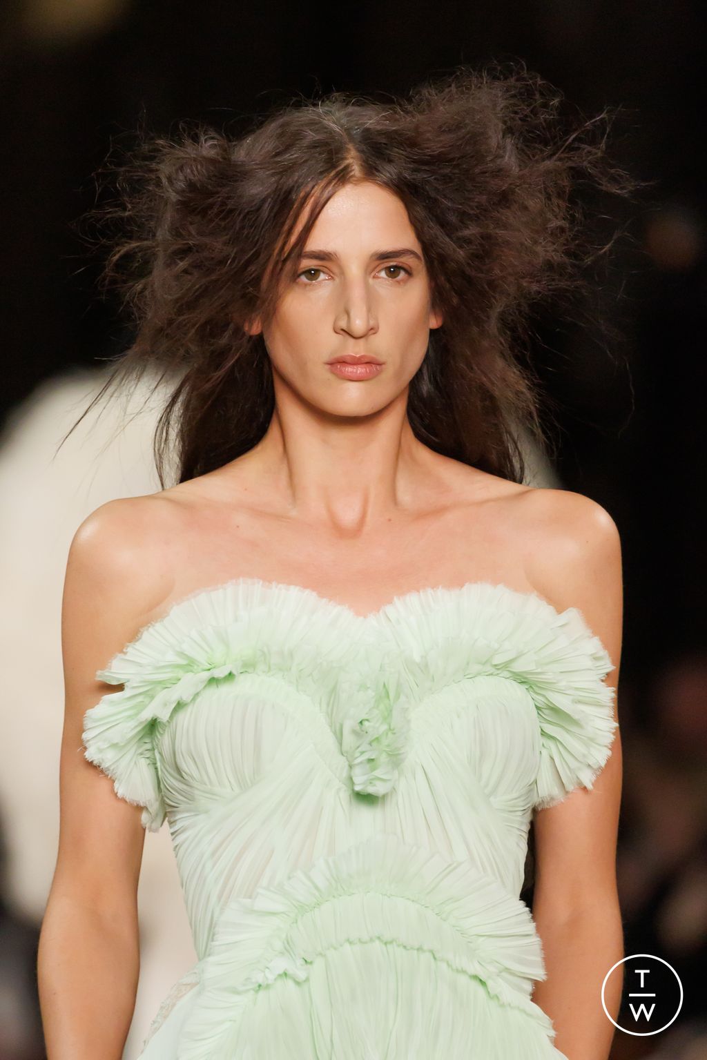 Fashion Week Paris Fall/Winter 2025 look 30 from the McQueen collection 女装配饰