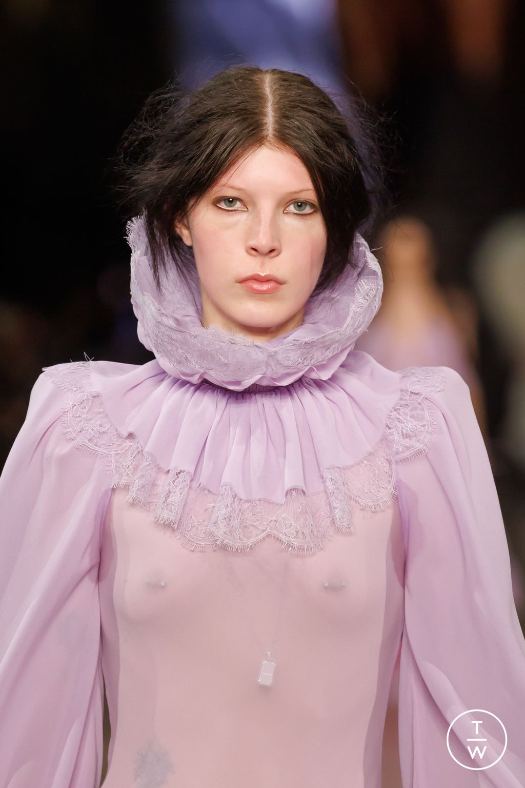 Fashion Week Paris Fall/Winter 2025 look 32 from the McQueen collection womenswear accessories