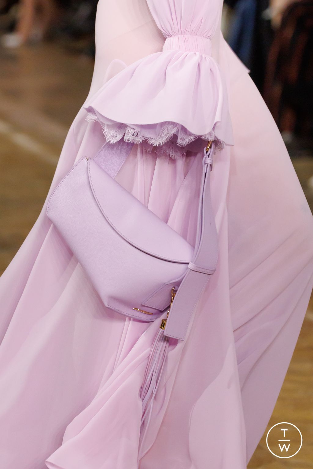 Fashion Week Paris Fall/Winter 2025 look 25 from the McQueen collection womenswear accessories