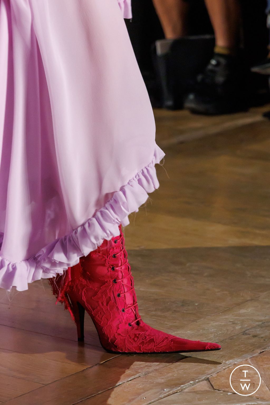 Fashion Week Paris Fall/Winter 2025 look 26 from the McQueen collection womenswear accessories