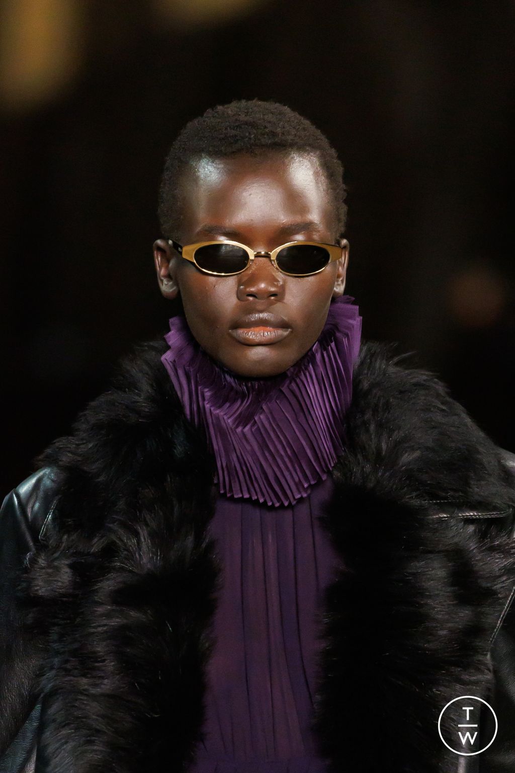 Fashion Week Paris Fall/Winter 2025 look 28 from the McQueen collection 女装配饰