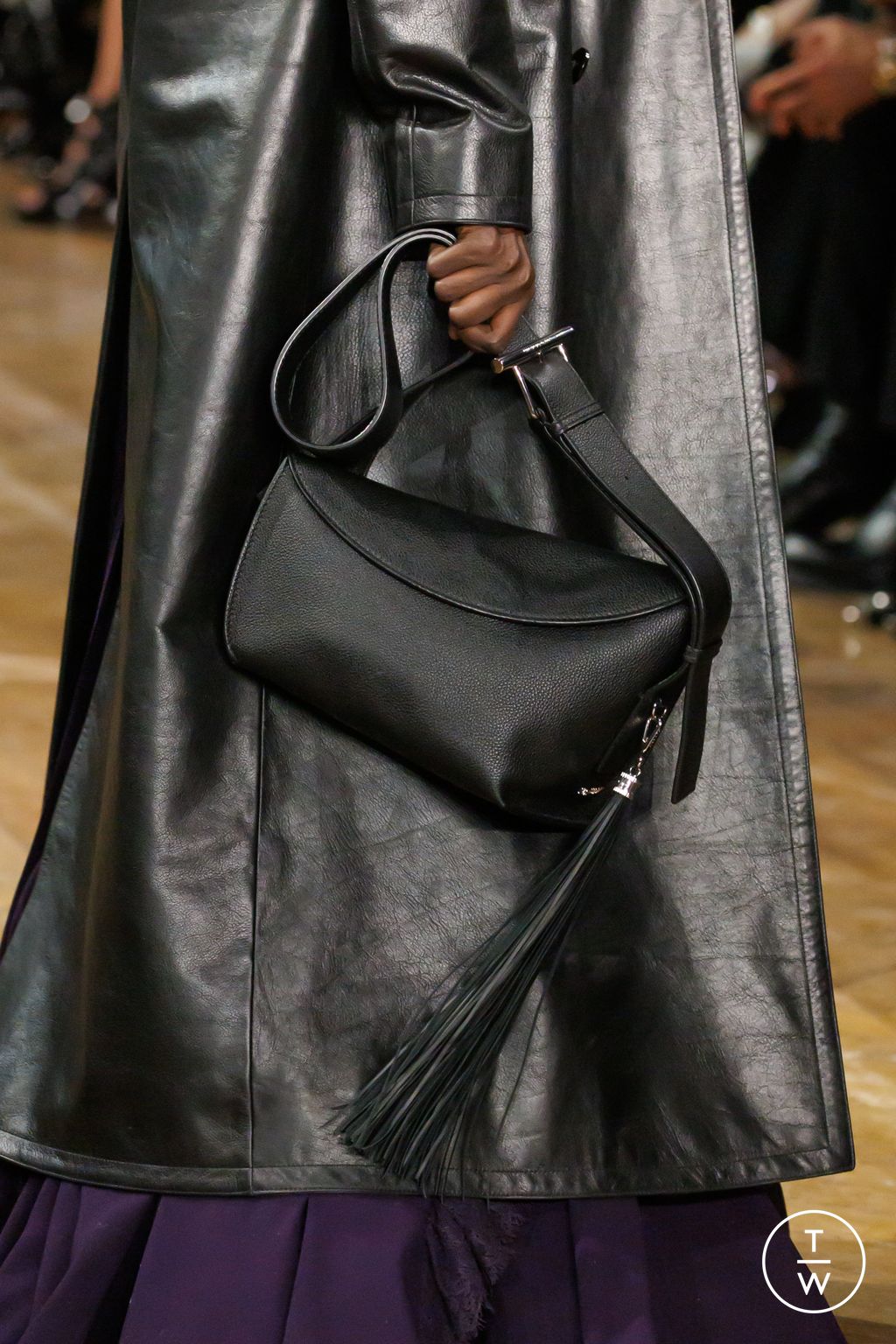 Fashion Week Paris Fall/Winter 2025 look 30 from the McQueen collection womenswear accessories