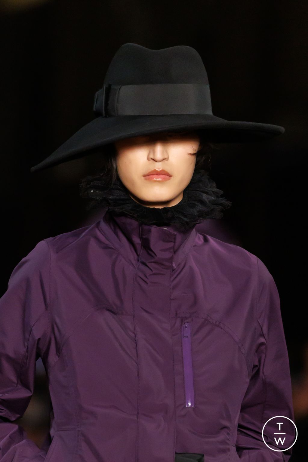 Fashion Week Paris Fall/Winter 2025 look 32 from the McQueen collection 女装配饰