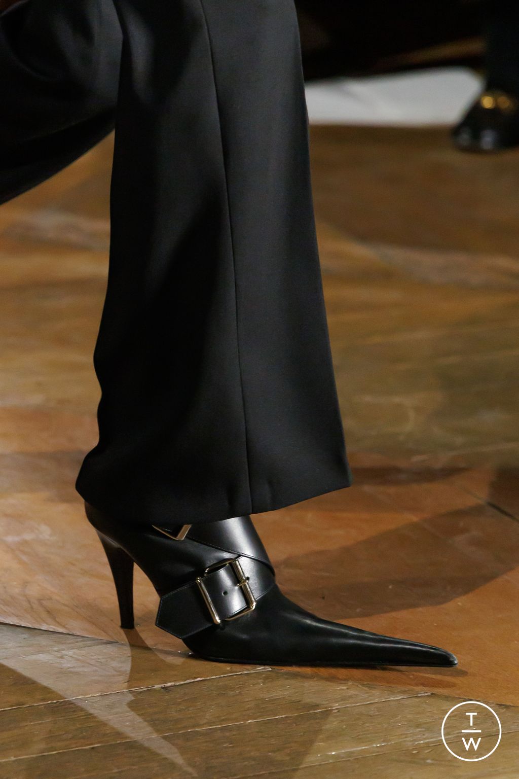 Fashion Week Paris Fall/Winter 2025 look 33 from the McQueen collection womenswear accessories