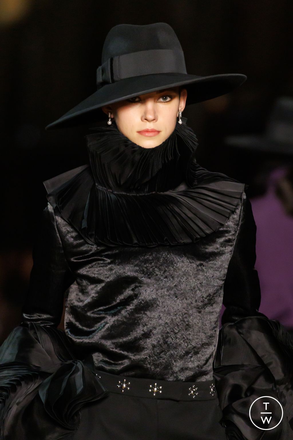 Fashion Week Paris Fall/Winter 2025 look 34 from the McQueen collection womenswear accessories