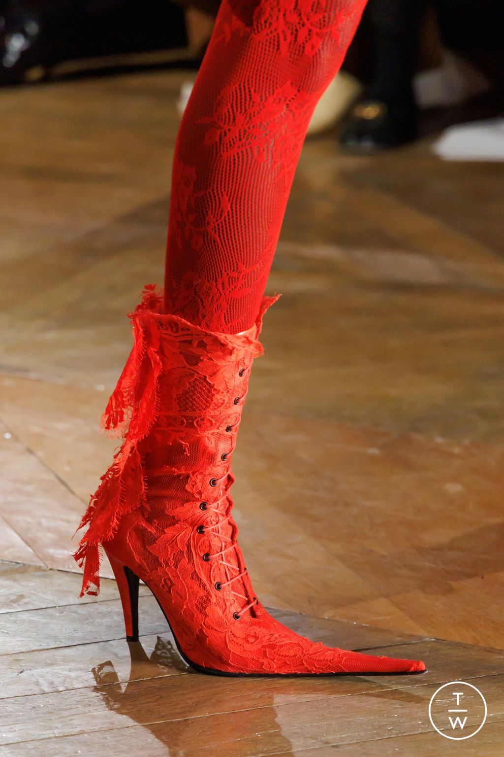 Fashion Week Paris Fall/Winter 2025 look 36 from the McQueen collection womenswear accessories