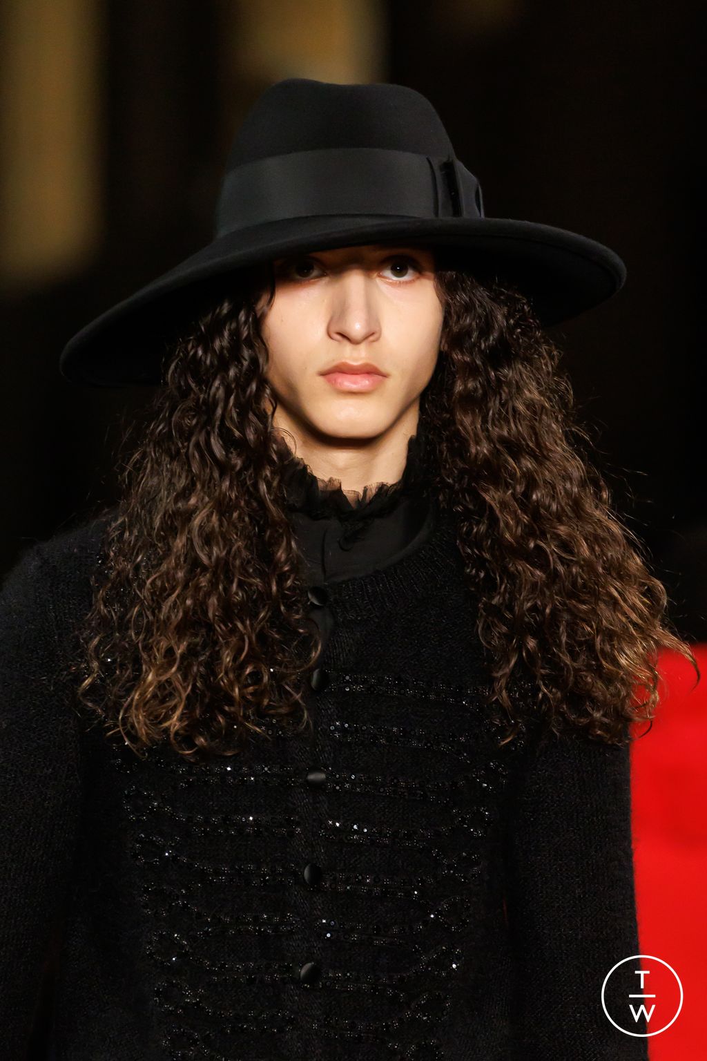 Fashion Week Paris Fall/Winter 2025 look 37 from the McQueen collection 女装配饰