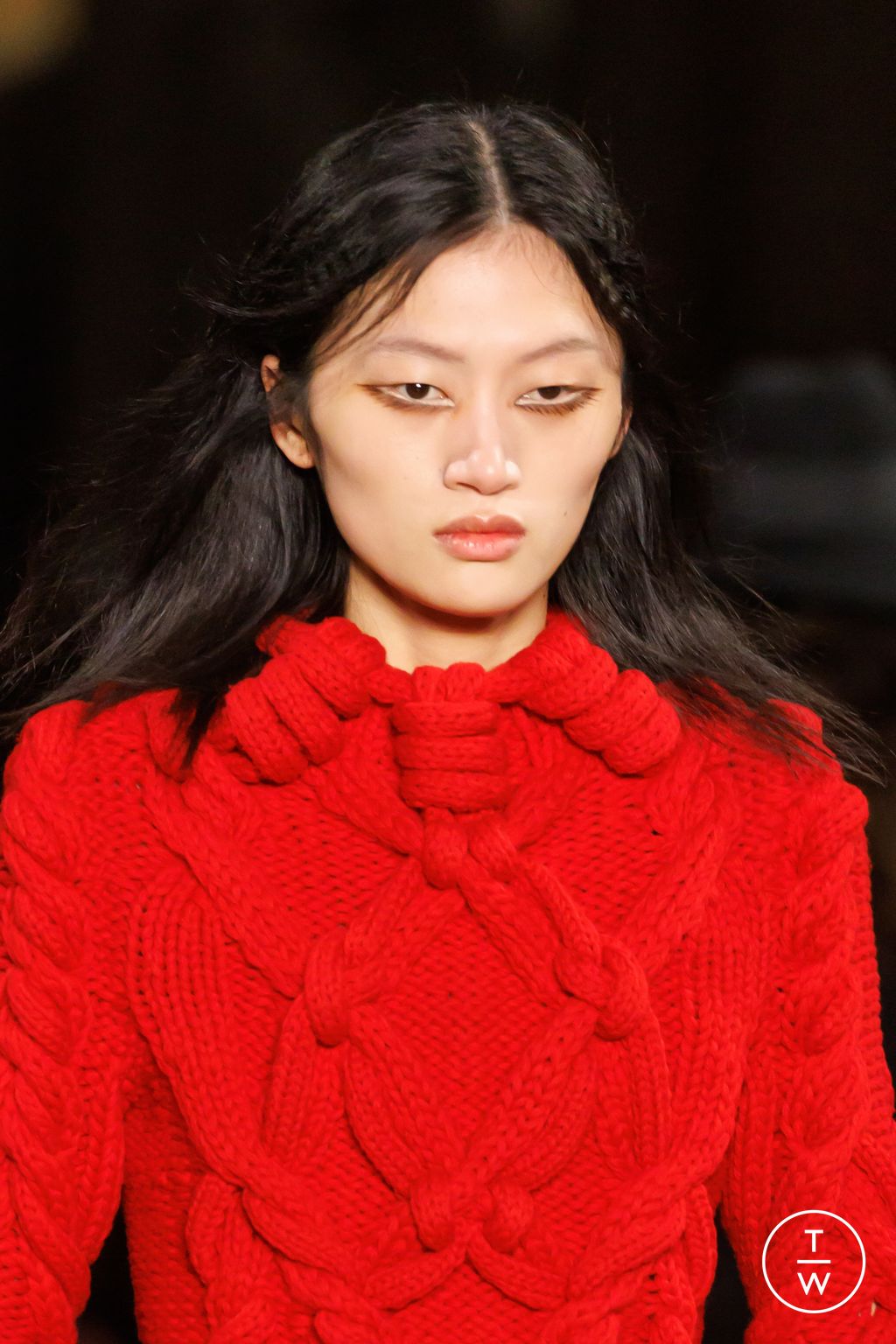 Fashion Week Paris Fall/Winter 2025 look 39 from the McQueen collection 女装配饰