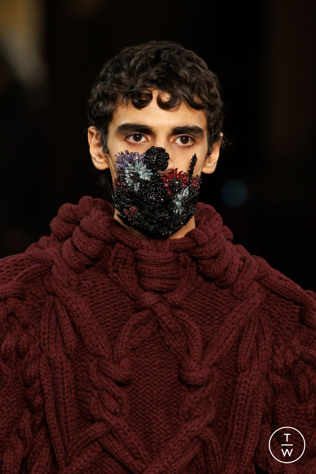 Fashion Week Paris Fall/Winter 2025 look 40 from the McQueen collection womenswear accessories