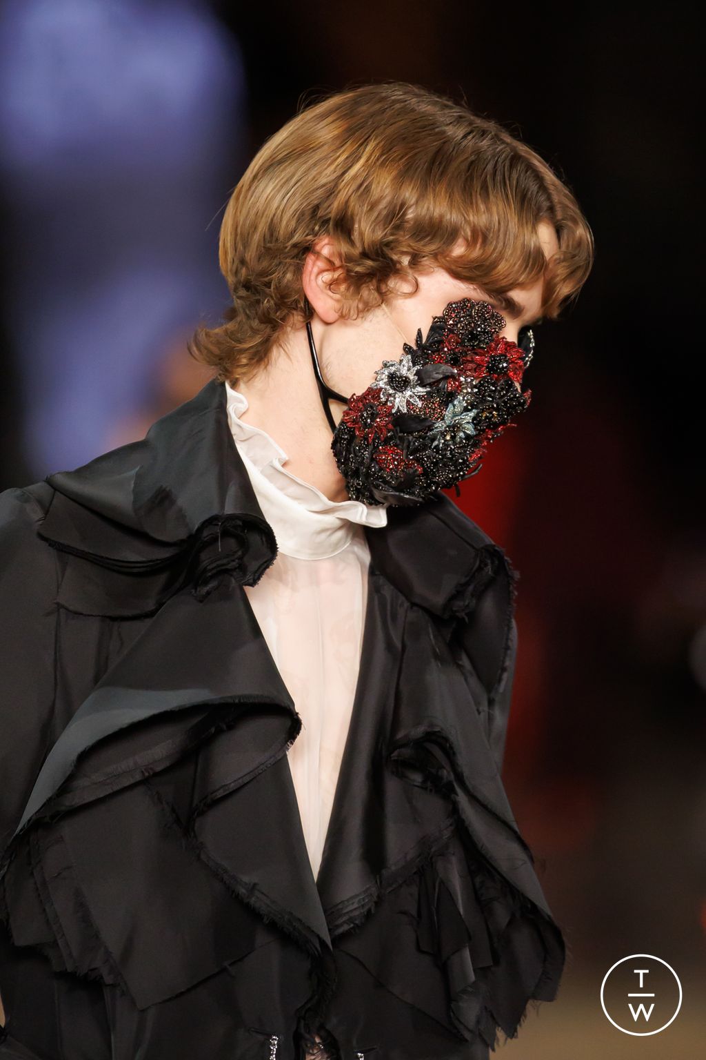 Fashion Week Paris Fall/Winter 2025 look 42 from the McQueen collection 女装配饰