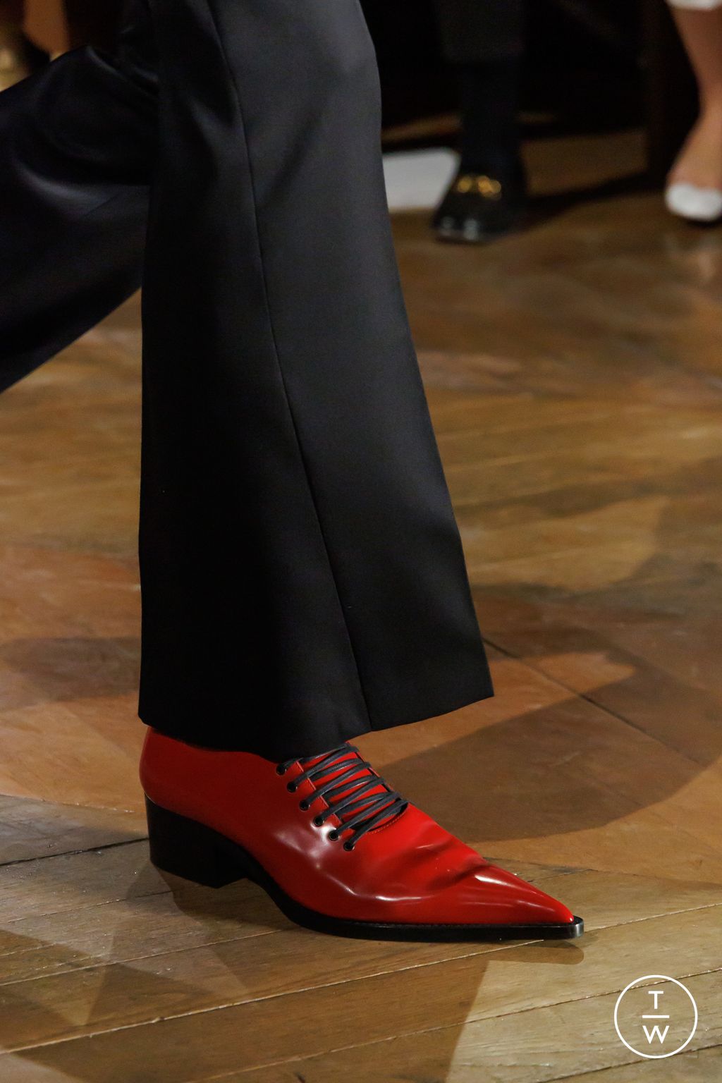 Fashion Week Paris Fall/Winter 2025 look 45 from the McQueen collection 女装配饰