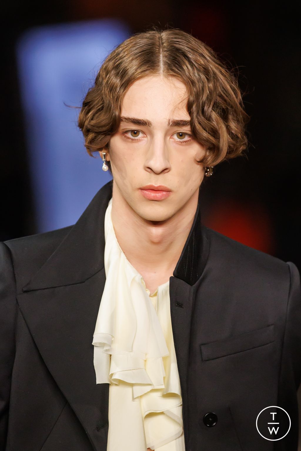 Fashion Week Paris Fall/Winter 2025 look 46 from the McQueen collection 女装配饰