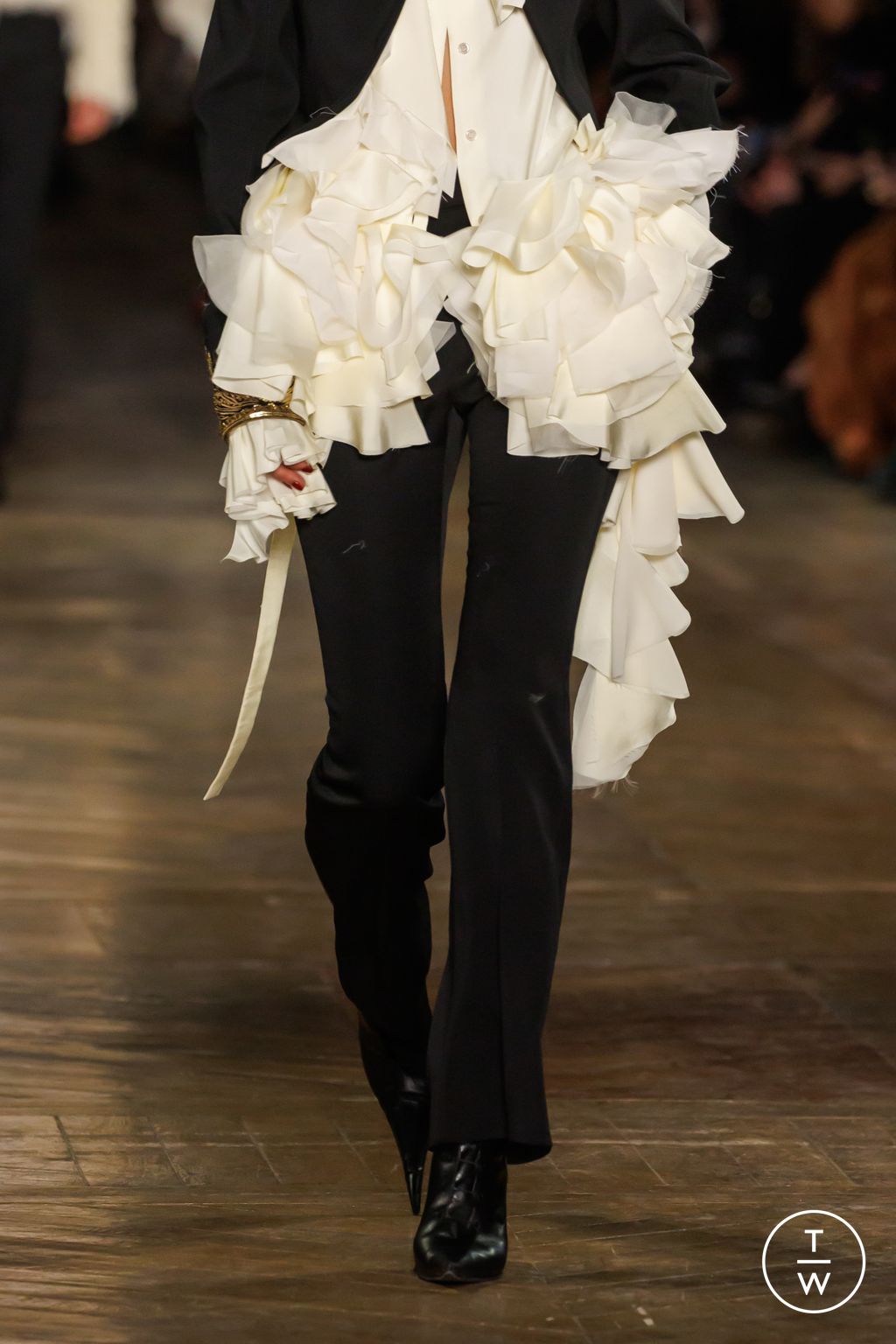 Fashion Week Paris Fall/Winter 2025 look 47 from the McQueen collection womenswear accessories