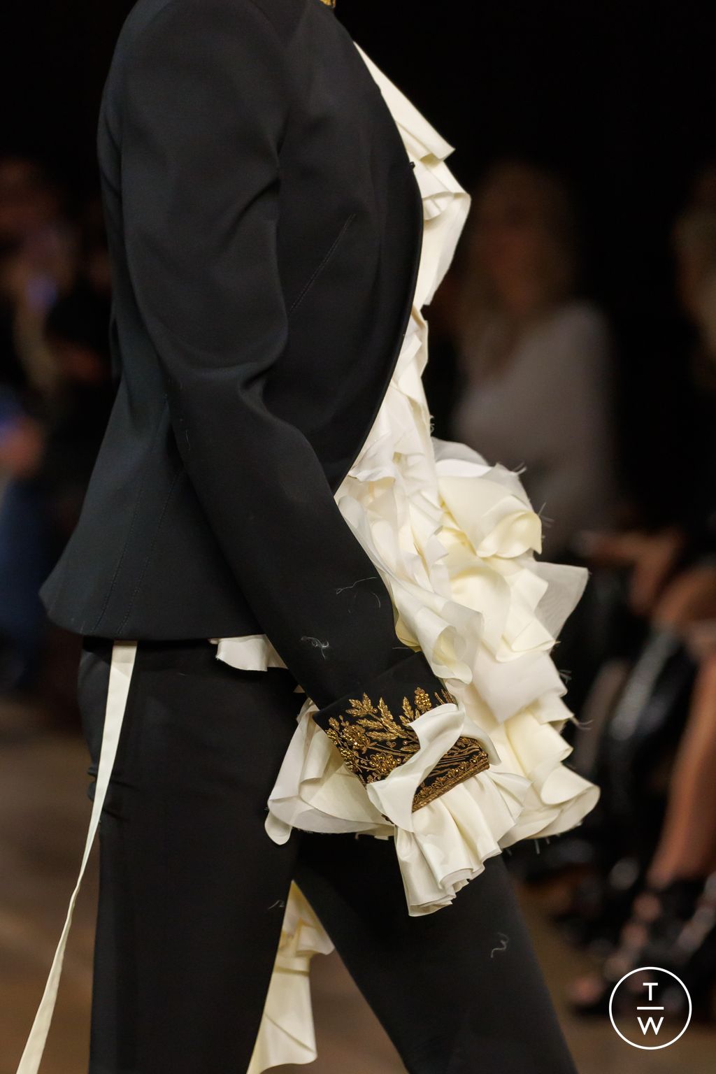 Fashion Week Paris Fall/Winter 2025 look 49 from the McQueen collection womenswear accessories