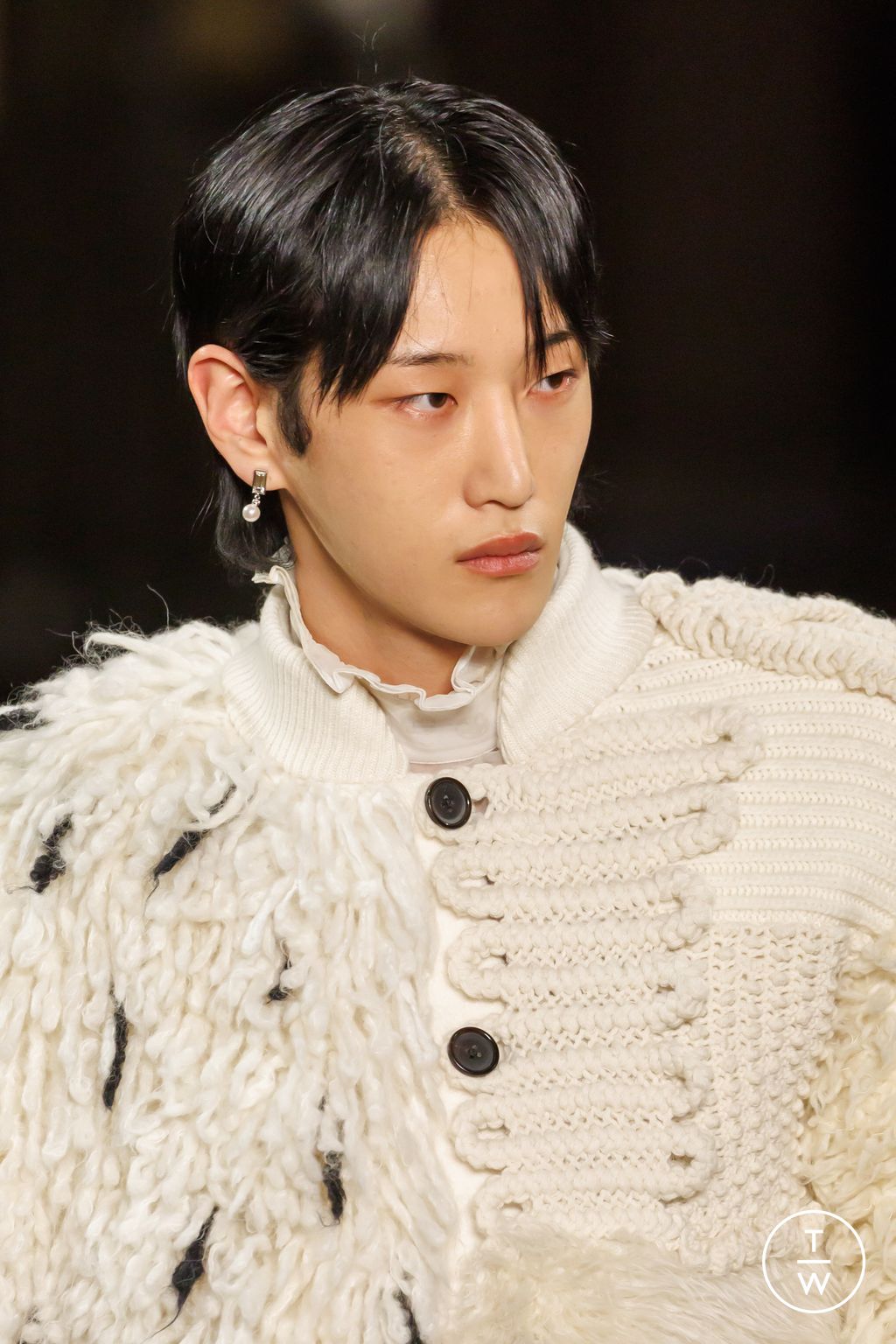 Fashion Week Paris Fall/Winter 2025 look 51 from the McQueen collection 女装配饰