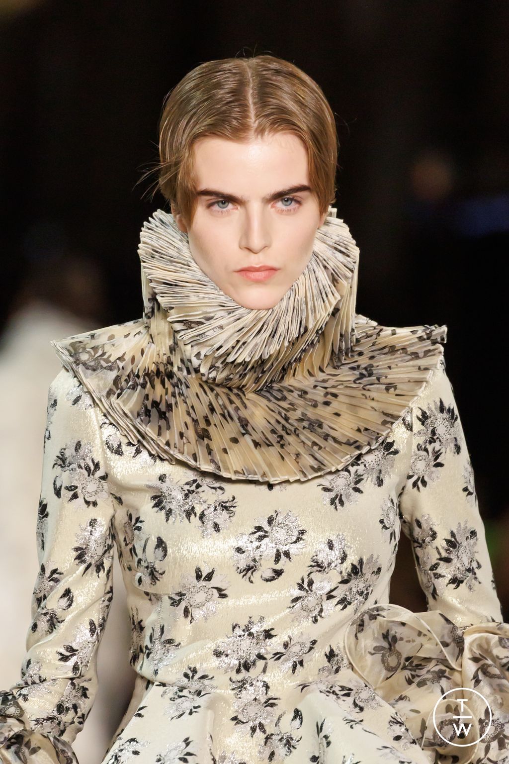 Fashion Week Paris Fall/Winter 2025 look 54 from the McQueen collection womenswear accessories