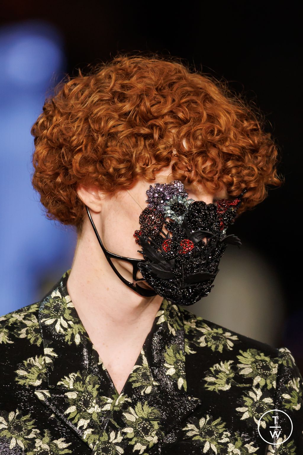Fashion Week Paris Fall/Winter 2025 look 55 from the McQueen collection womenswear accessories