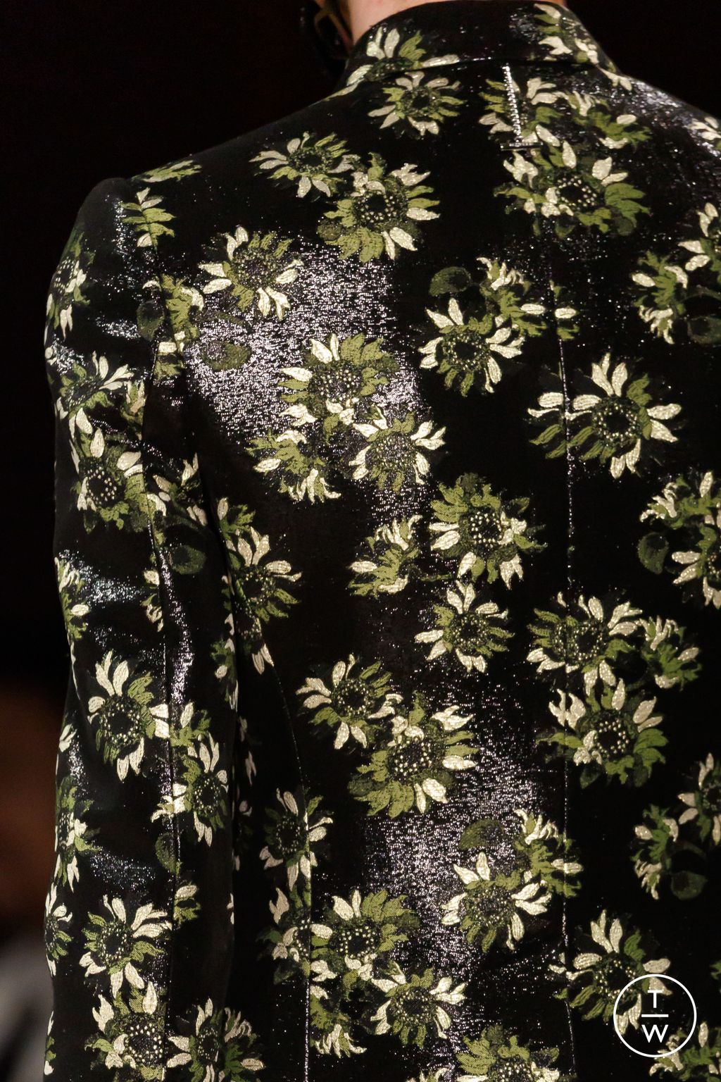 Fashion Week Paris Fall/Winter 2025 look 56 from the McQueen collection 女装配饰