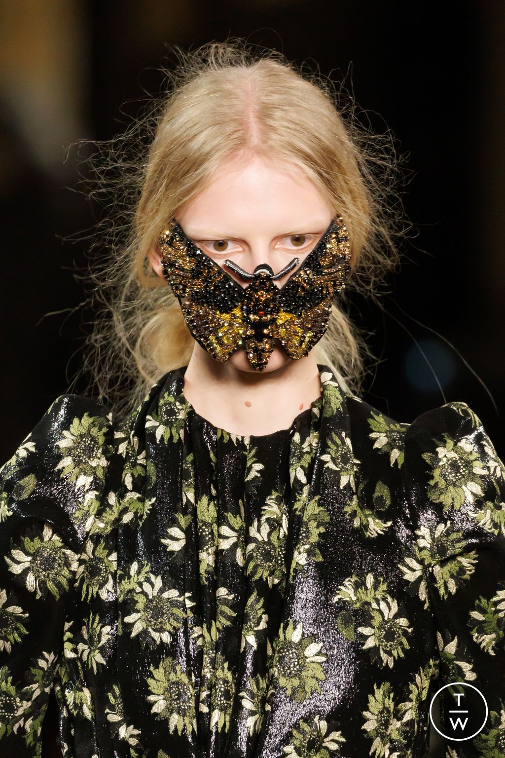 Fashion Week Paris Fall/Winter 2025 look 58 from the McQueen collection womenswear accessories