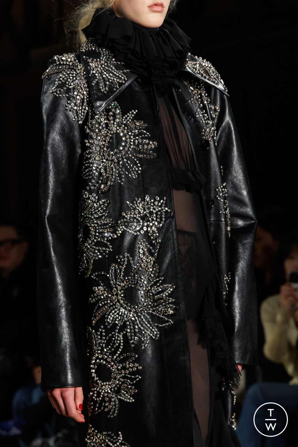 Fashion Week Paris Fall/Winter 2025 look 60 from the McQueen collection 女装配饰