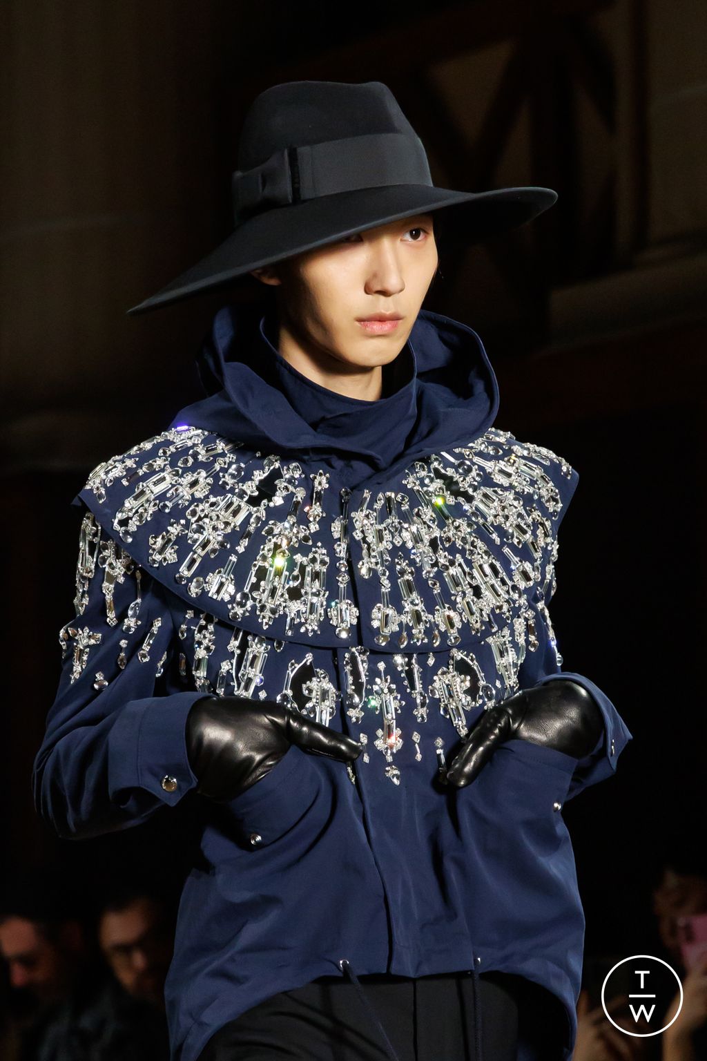 Fashion Week Paris Fall/Winter 2025 look 62 from the McQueen collection womenswear accessories