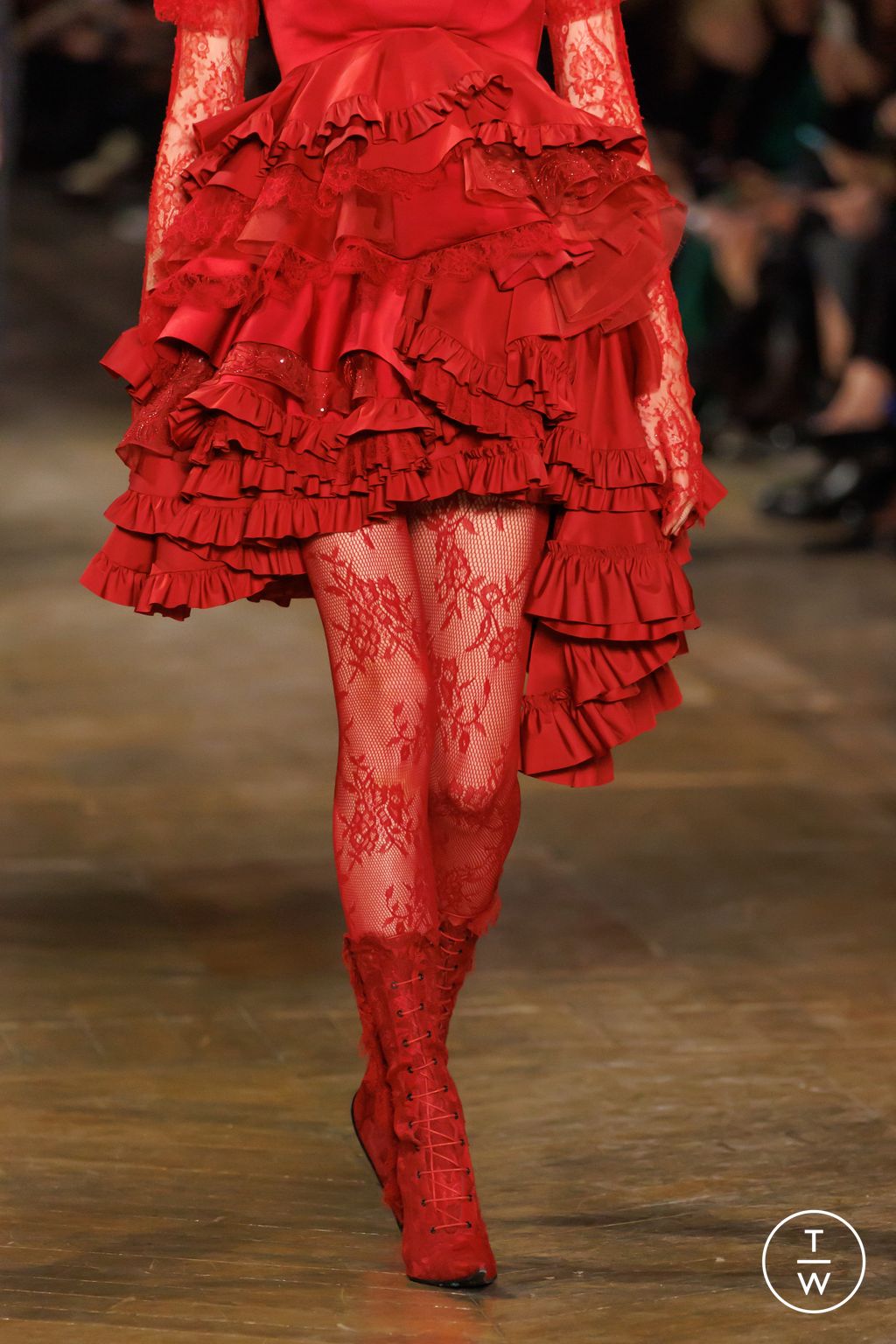 Fashion Week Paris Fall/Winter 2025 look 66 from the McQueen collection womenswear accessories