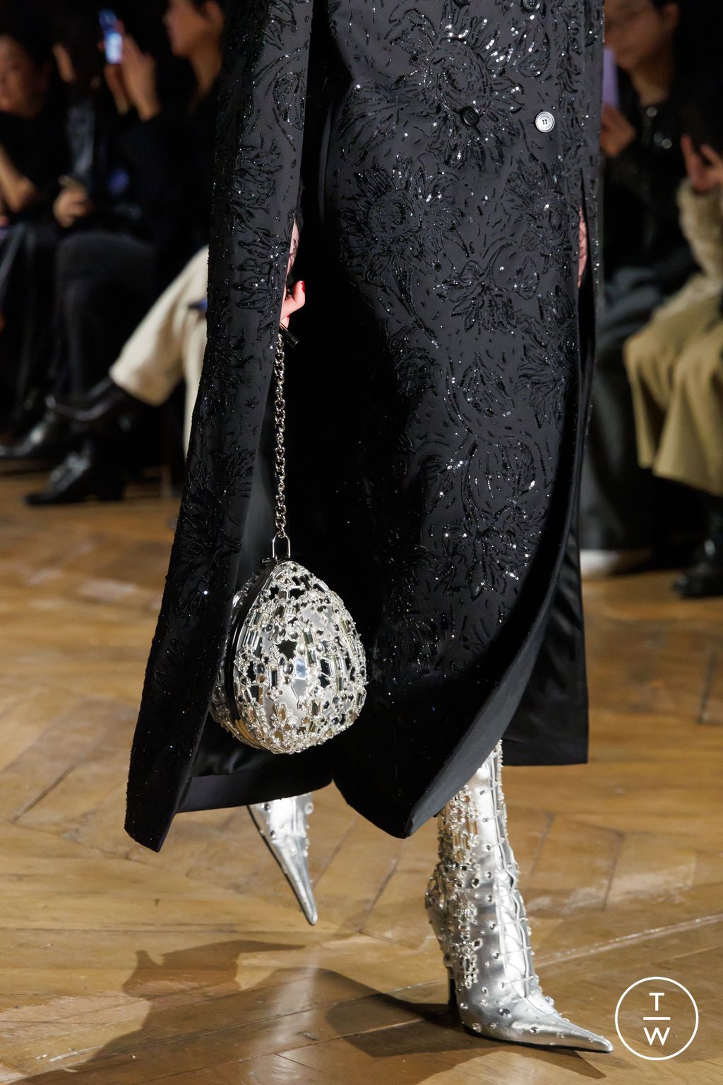 Fashion Week Paris Fall/Winter 2025 look 67 from the McQueen collection womenswear accessories