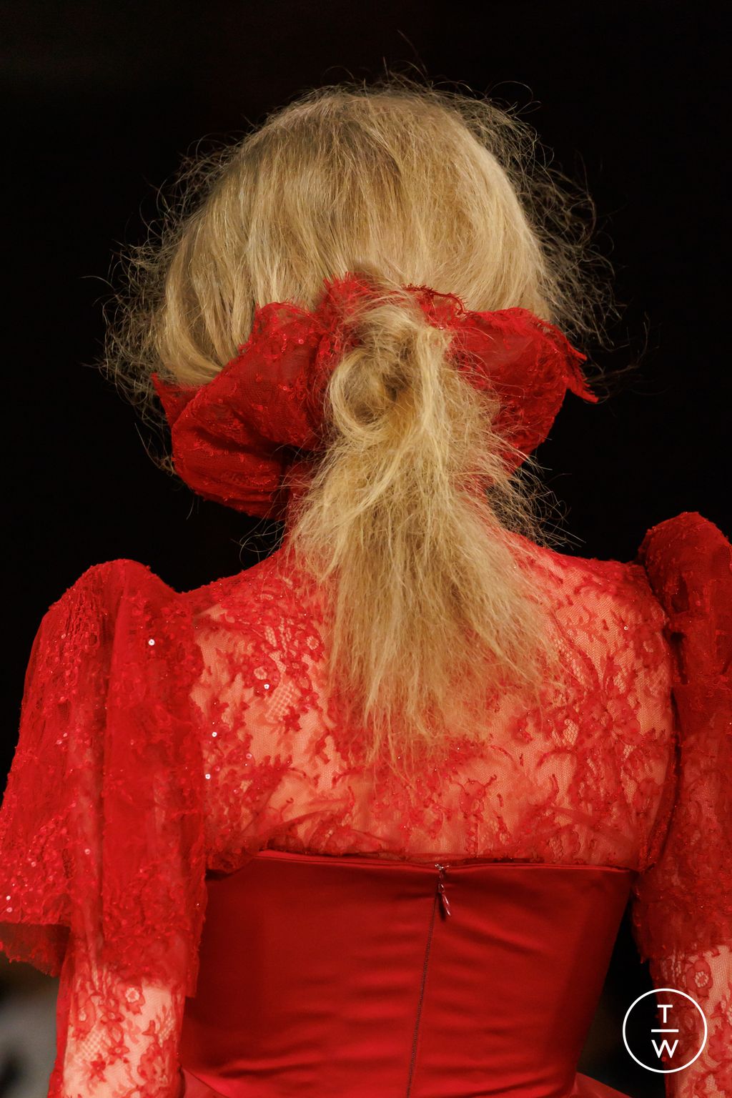 Fashion Week Paris Fall/Winter 2025 look 68 from the McQueen collection 女装配饰