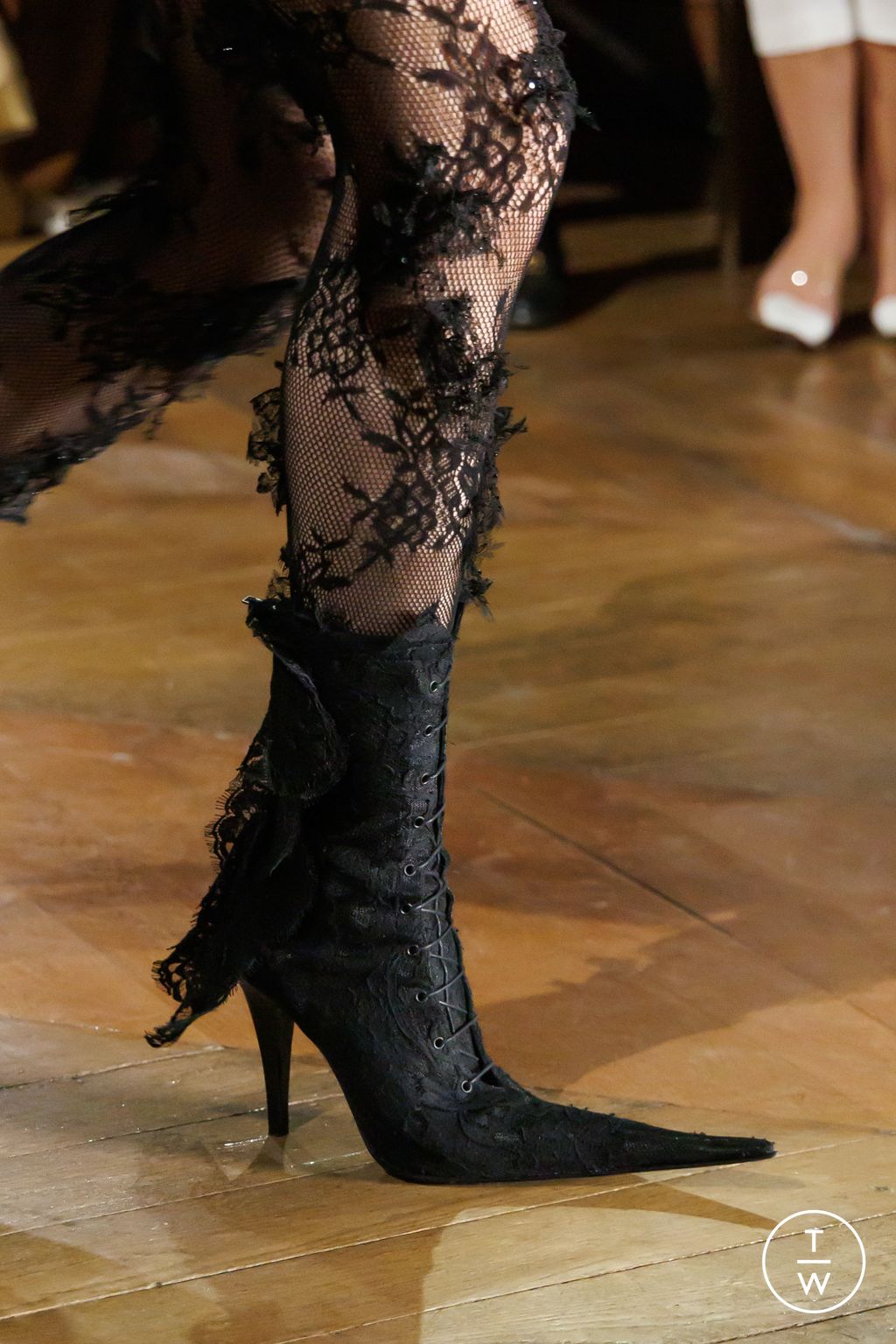 Fashion Week Paris Fall/Winter 2025 look 71 from the McQueen collection womenswear accessories