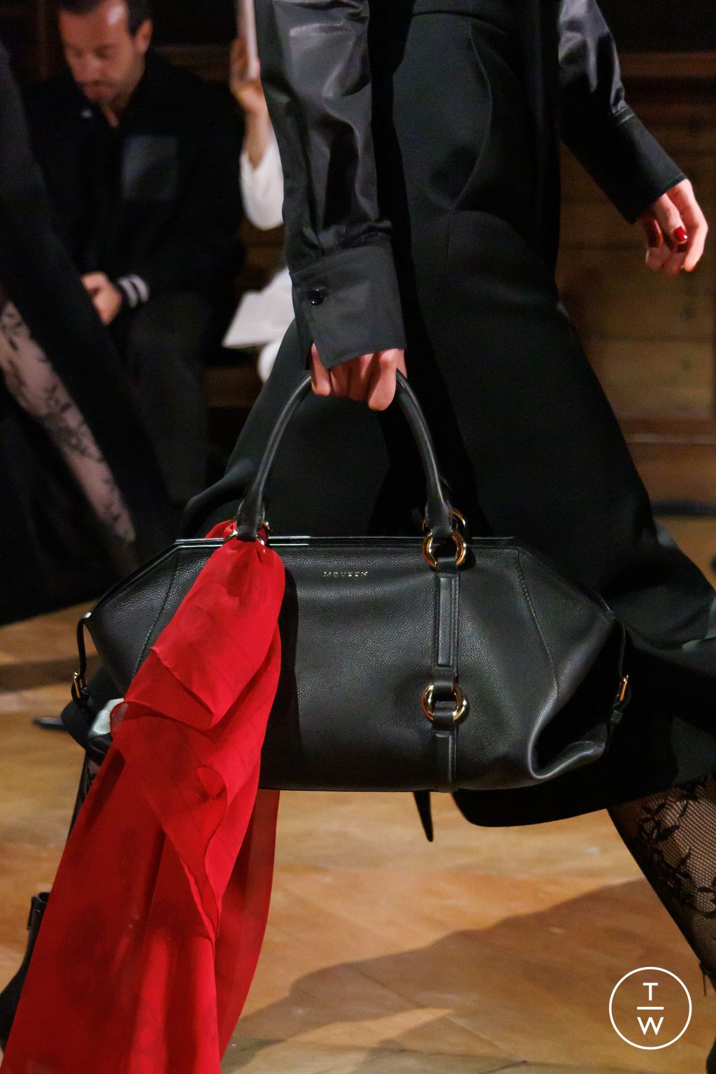 Fashion Week Paris Fall/Winter 2025 look 78 from the McQueen collection 女装配饰