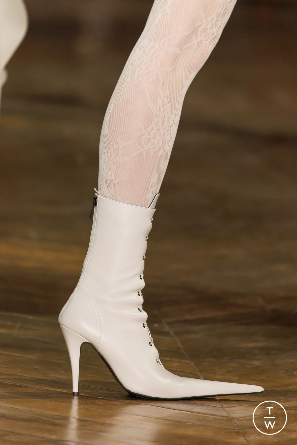 Fashion Week Paris Fall/Winter 2025 look 81 from the McQueen collection 女装配饰