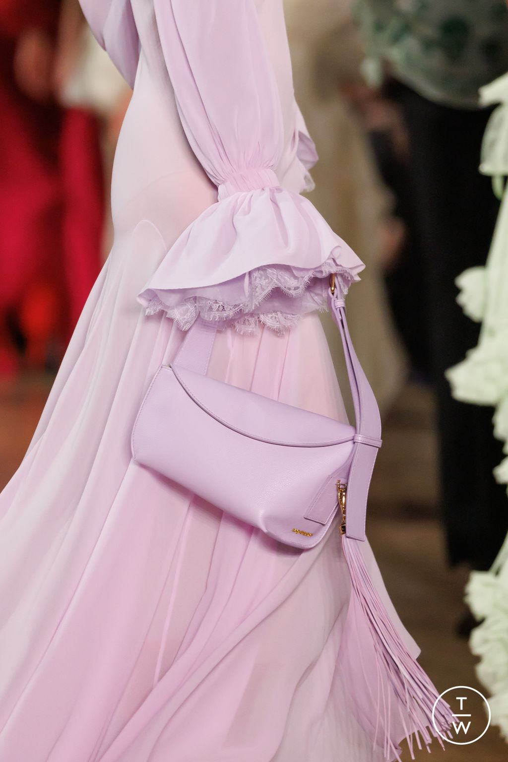 Fashion Week Paris Fall/Winter 2025 look 82 from the McQueen collection womenswear accessories