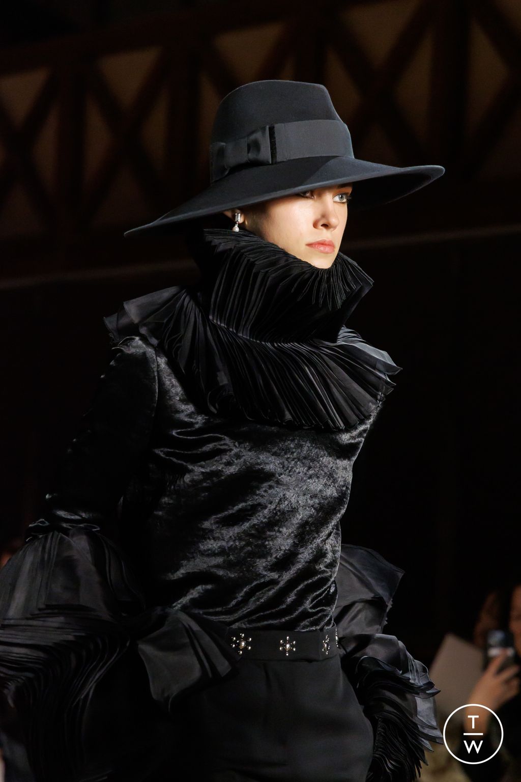 Fashion Week Paris Fall/Winter 2025 look 84 from the McQueen collection 女装配饰