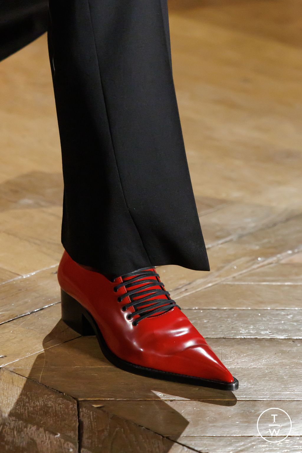 Fashion Week Paris Fall/Winter 2025 look 86 from the McQueen collection womenswear accessories