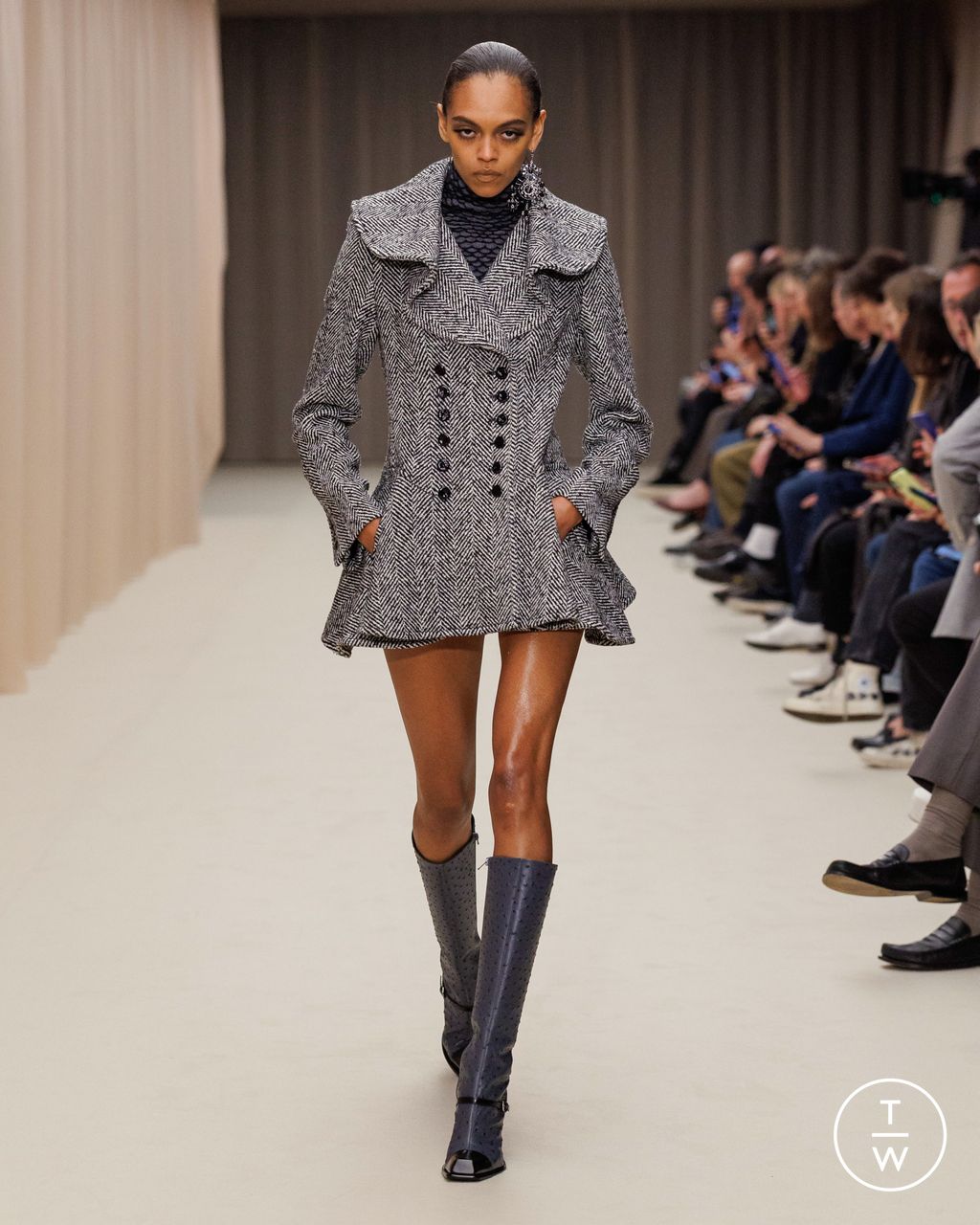 Fashion Week Paris Fall/Winter 2026 look 1 from the McQueen collection 女装