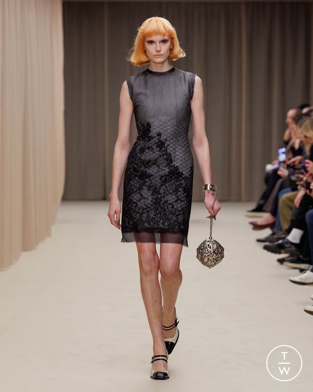 Fashion Week Paris Fall/Winter 2026 look 2 de la collection McQueen womenswear