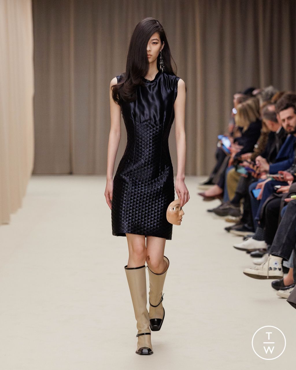 Fashion Week Paris Fall/Winter 2026 look 4 de la collection McQueen womenswear