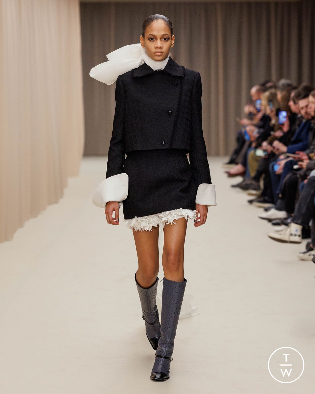 Fashion Week Paris Fall/Winter 2026 look 6 from the McQueen collection 女装