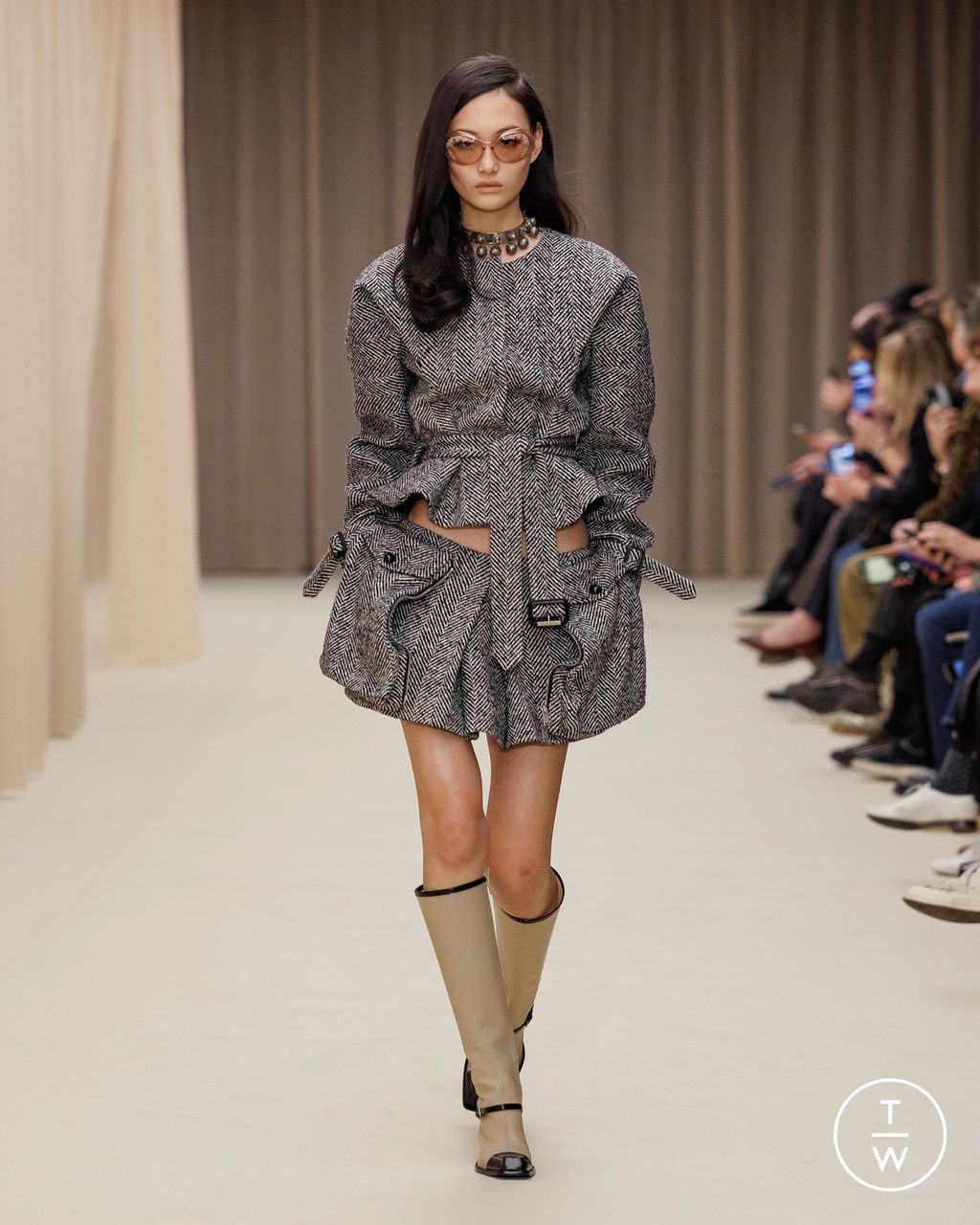 Fashion Week Paris Fall/Winter 2026 look 9 from the McQueen collection womenswear