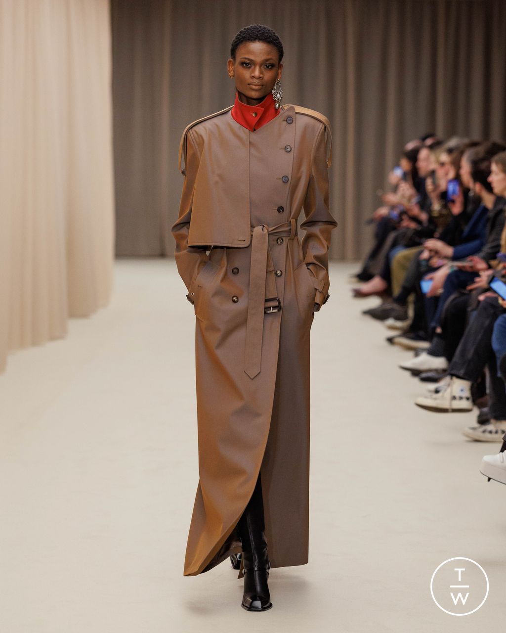 Fashion Week Paris Fall/Winter 2026 look 14 de la collection McQueen womenswear