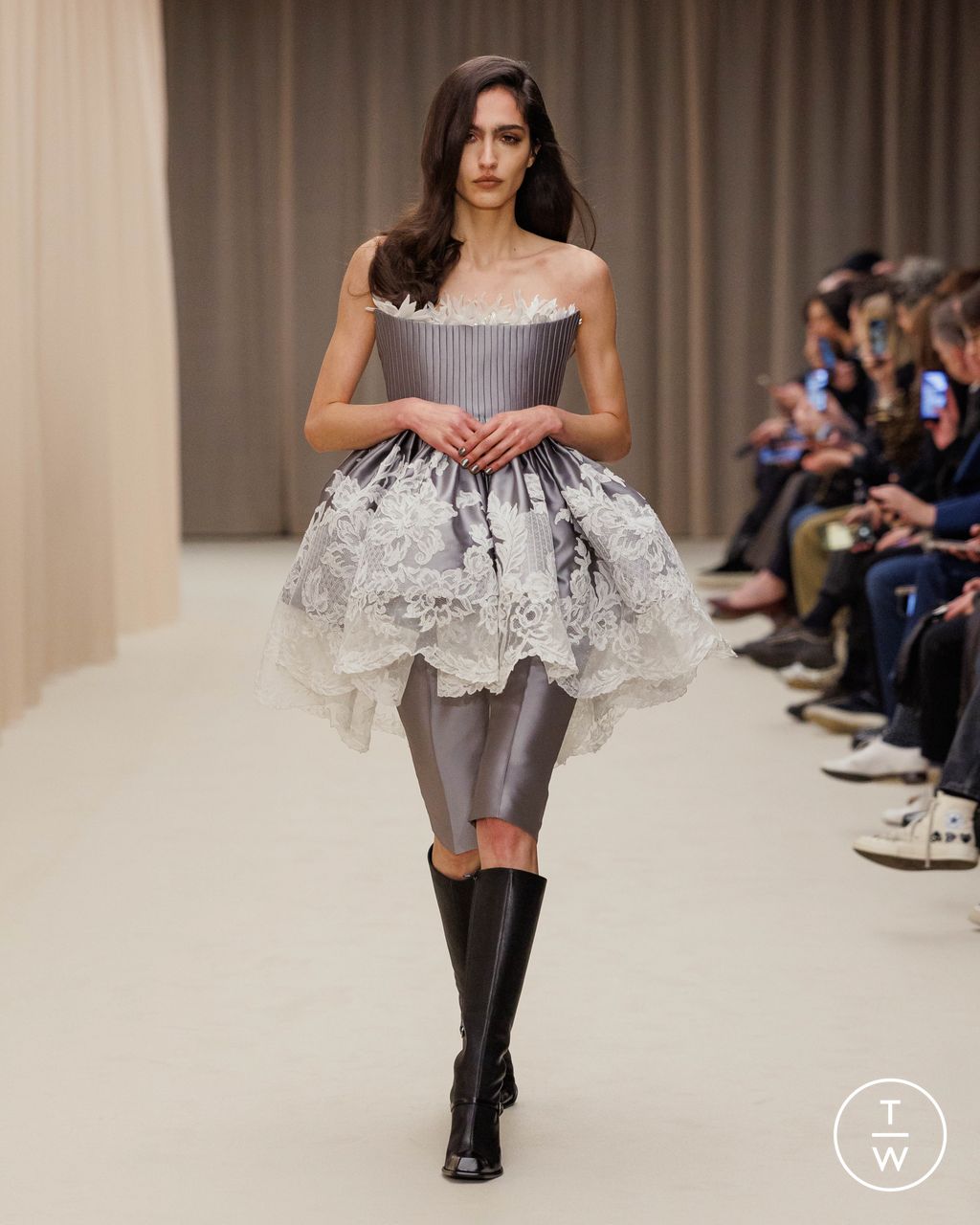 Fashion Week Paris Fall/Winter 2026 look 16 from the McQueen collection 女装