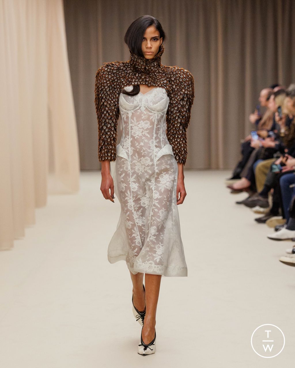 Fashion Week Paris Fall/Winter 2026 look 21 from the McQueen collection 女装